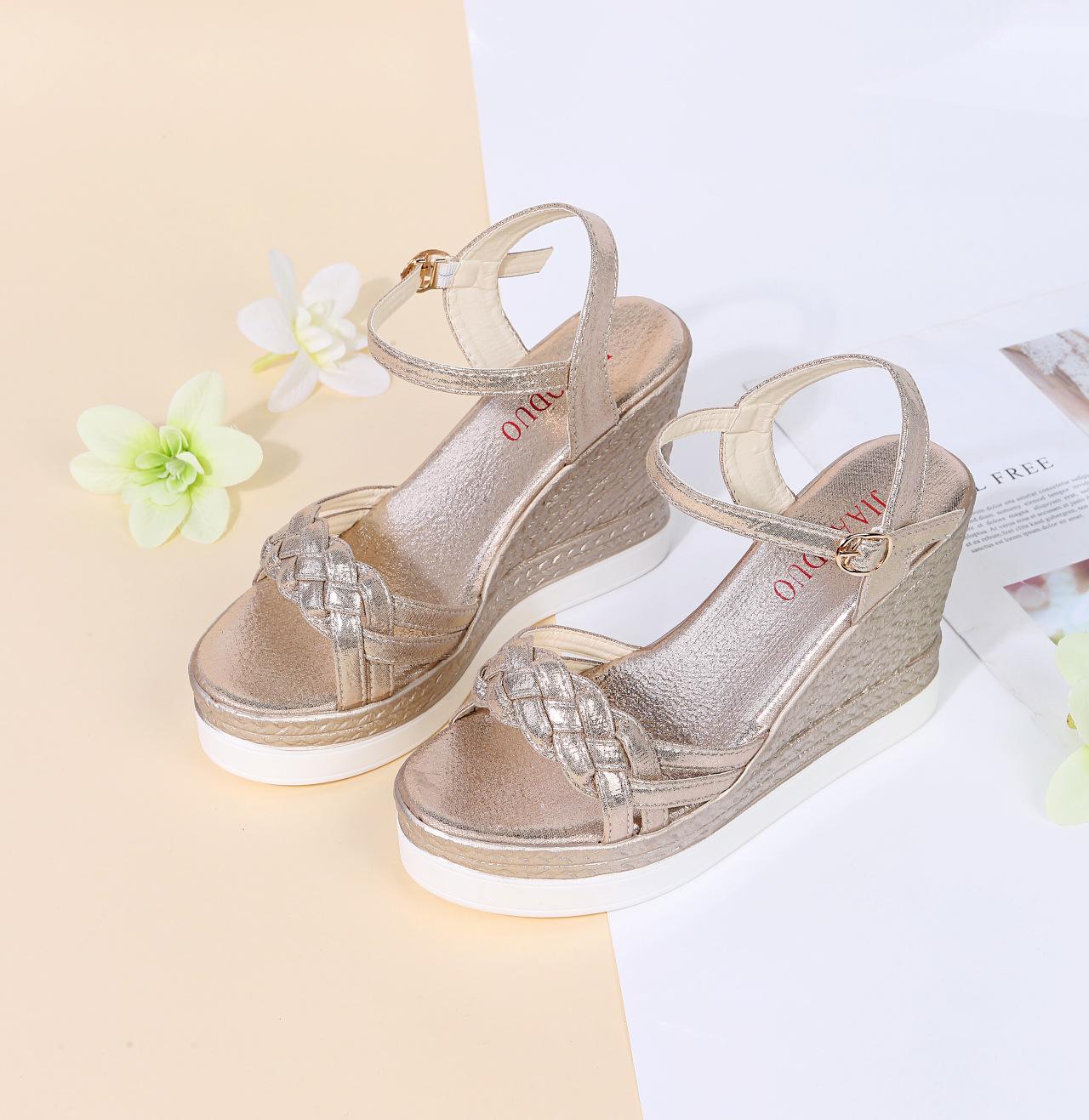 

Босоножки на танкетке для мужчин, увеличивающие внутреннюю высоту, женские, 2024, новые, с пряжкой, стиль феи, модный темперамент, высокие каблуки, прилив 33 золотой