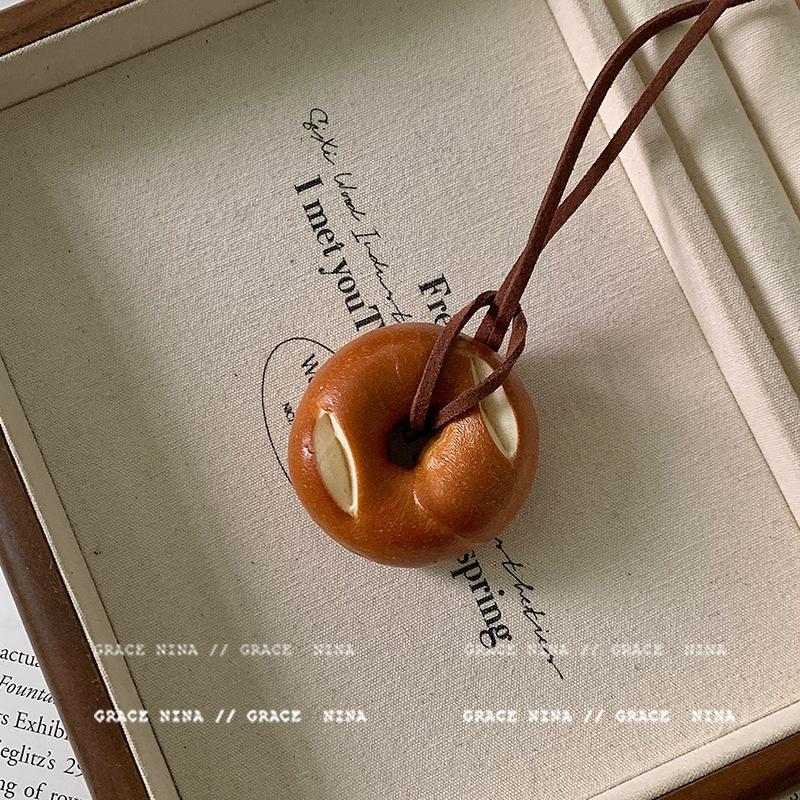 

Кожаный кулон в виде креста-смайлика-круассана, личность, креатив, простая цепочка для ключицы, нишевая мода, высококачественные ювелирные изделия, женские