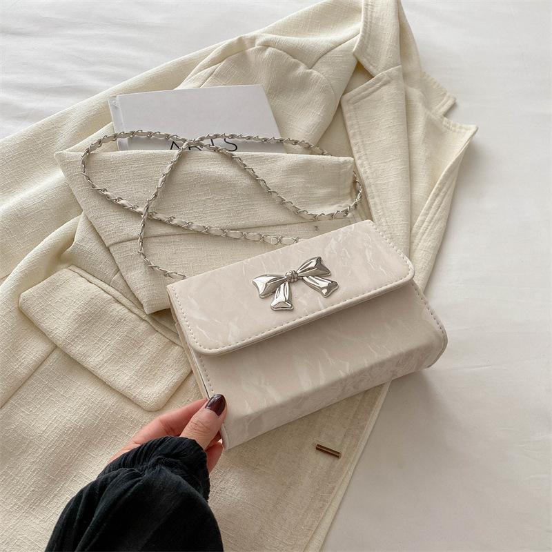 

Проста і модна сумка жіноча літо 2024 нова сумка через плече на ланцюжку жіноча модна тенденція іноземна сумка через плече білий