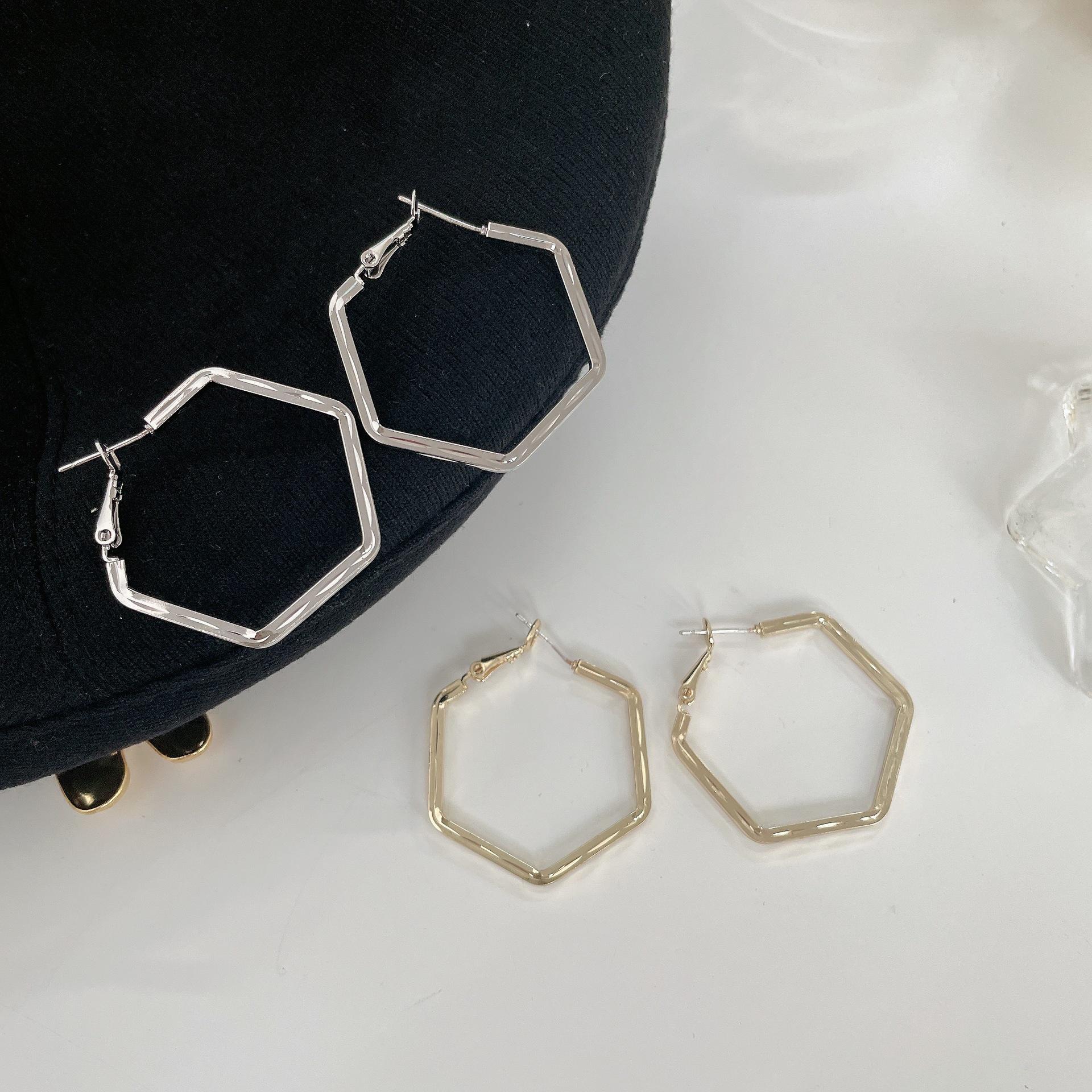 

Versatile Geometric Earrings: Japanese-Korean Fashion Hoop for Women - C056 серебряный
