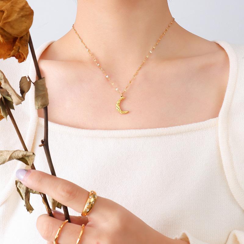 Minimalist Hammered Moon Pendant Necklace, 18k Gold-Plated Titanium Steel Clavicle Chain