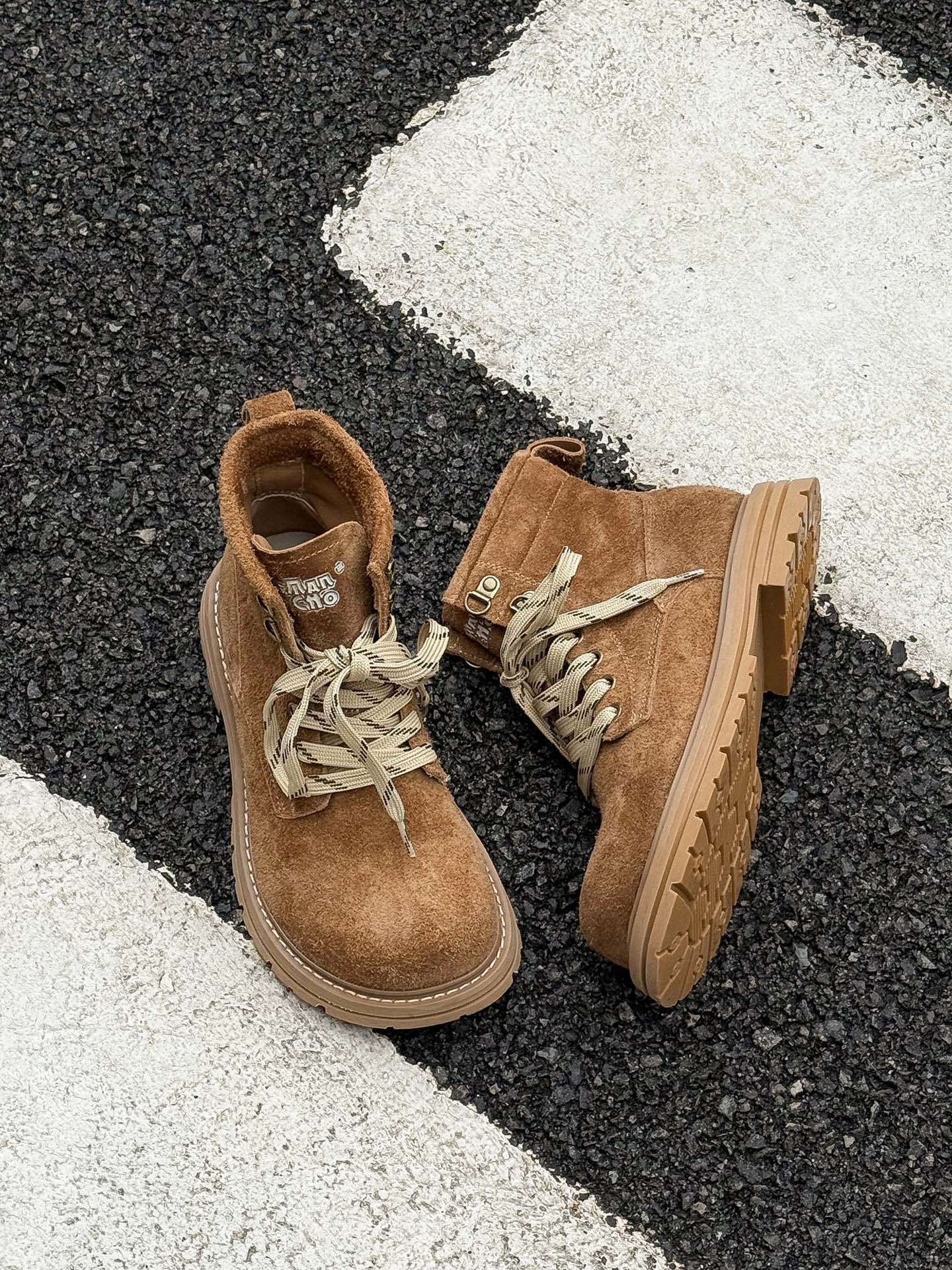 

Cowhide thick-soled height-increasing versatile Martin boots women s 2025 new women s boots women s explosive short boots are light and not tiring 35