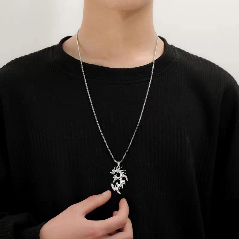 Collier Dragon Flamme Lumineuse Personnalité Punk Lumineux Pendentif Lumineux Brille dans le Noir Chaîne de Pull Collier Lumineux Bijoux Hiphop