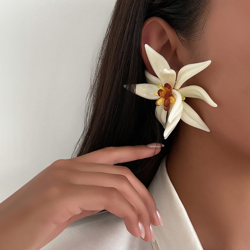 Ingemark Vintage Creative CCB White Big Flower Stud Earrings Women Trendy Geometric Pierced Earring New Year Jewelry Accessories