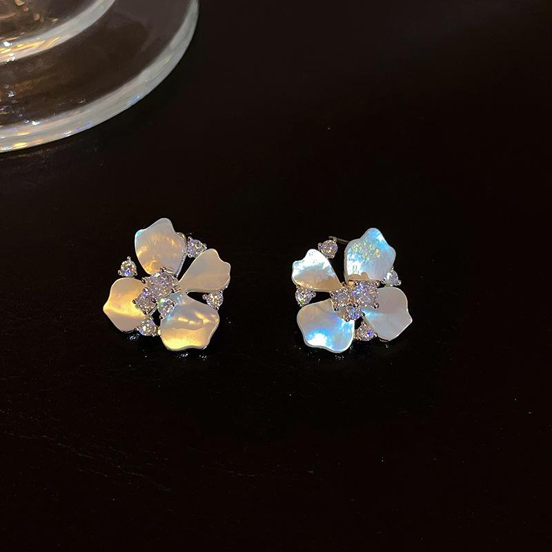 

Серьги-цветы рябчика из циркона, серьги с простым и холодным характером, модные и универсальные серьги высокого класса.