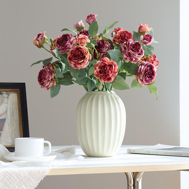Composizione di Fiori Finti Rosa con Bordi Bruciati Retrò per Decorazione del Soggiorno o del Tavolo da Pranzo