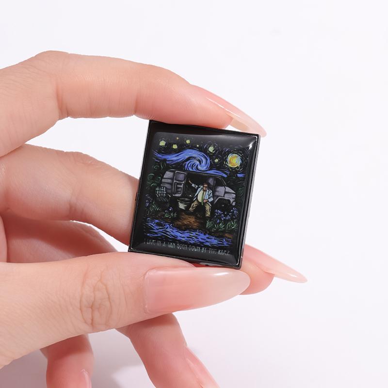 Sternennacht Anstecknadeln Individuelle TV Brosche Ich lebe in einem Van am Fluss Reversabzeichen Cartoon Lustiger Schmuck Geschenk für Kinder Freunde