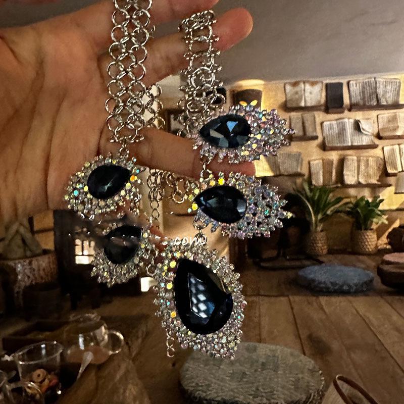 Retro Vintage Rhinestone Geometric Water Drop Necklace: Luxurious, High-End Clavicle Chain with Individualistic, Fashionable Design for Women
