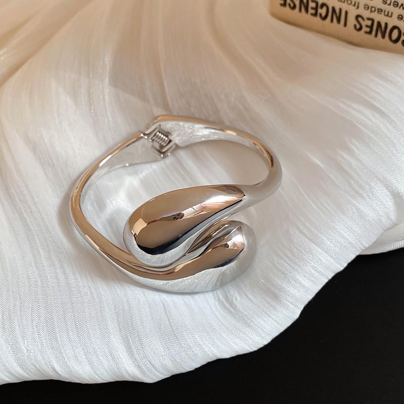 Irregular Round Shell Retro Court Style Bracelet - Light Luxury & High-End Women's Jewelry