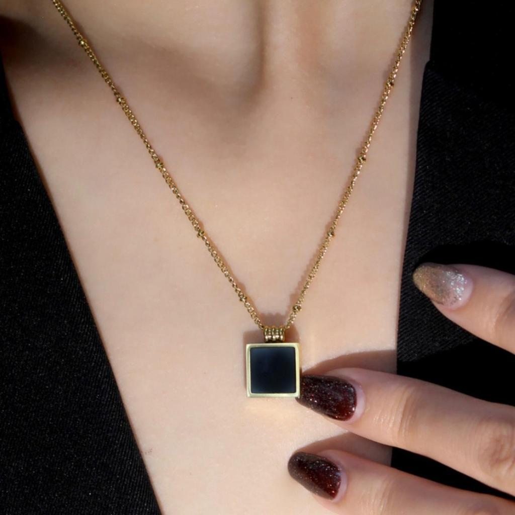 Retro Black Square Pendant Necklace: Full Titanium Steel, Simple, Fashionable, Non-Fading, High-End Style.