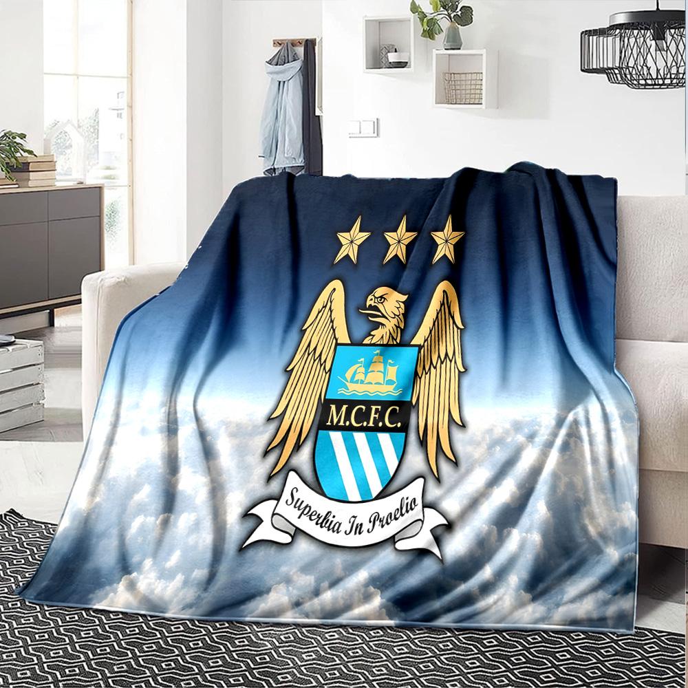 Fotbalová deka Manchester Crest z flanelu, měkký polyester, moderní design, celoroční pro kempování, cestování, dárky k svátkům nebo narozeninám