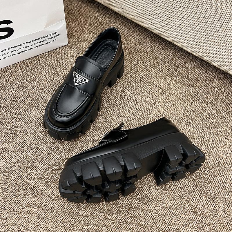 

Лоферы классические металлический треугольный стандарт толстая подошва увеличивающие рост звезда с тем же дизайном маленьких кожаных туфель британский стиль одинарные туфли женские 40 чёрный