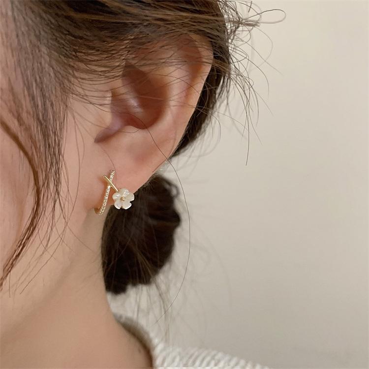 Korean Version of Small Mini Flower Shell Stud Earrings for Women's New Style