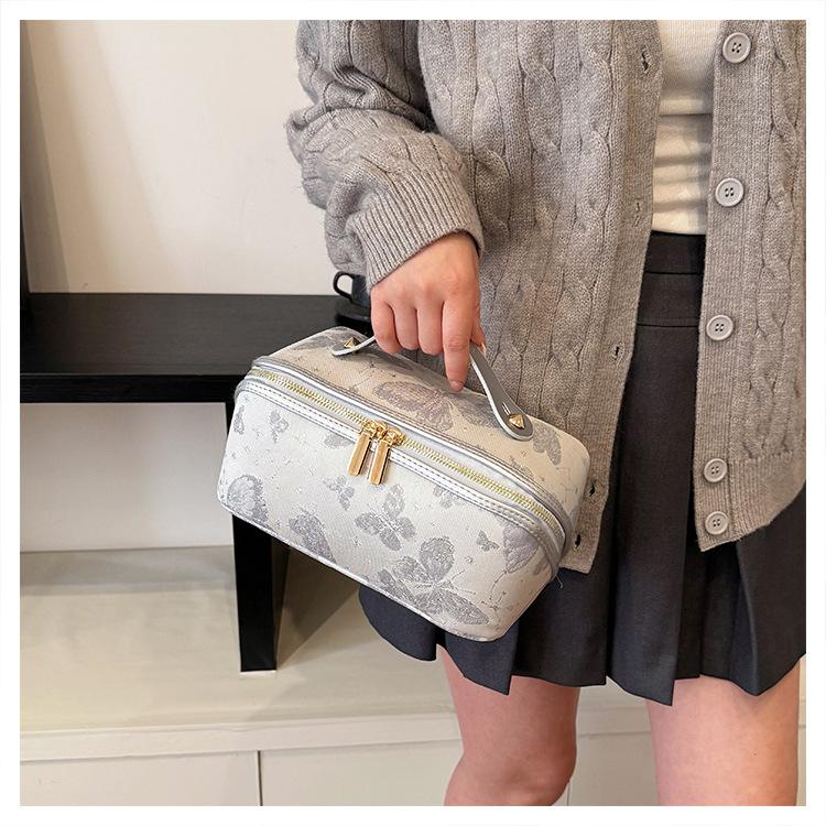 Elegant Vintage Embroidered Makeup Bag Large Capacity Portable and Perfect for Storing Cosmetics and Toiletries Ideal for Travel