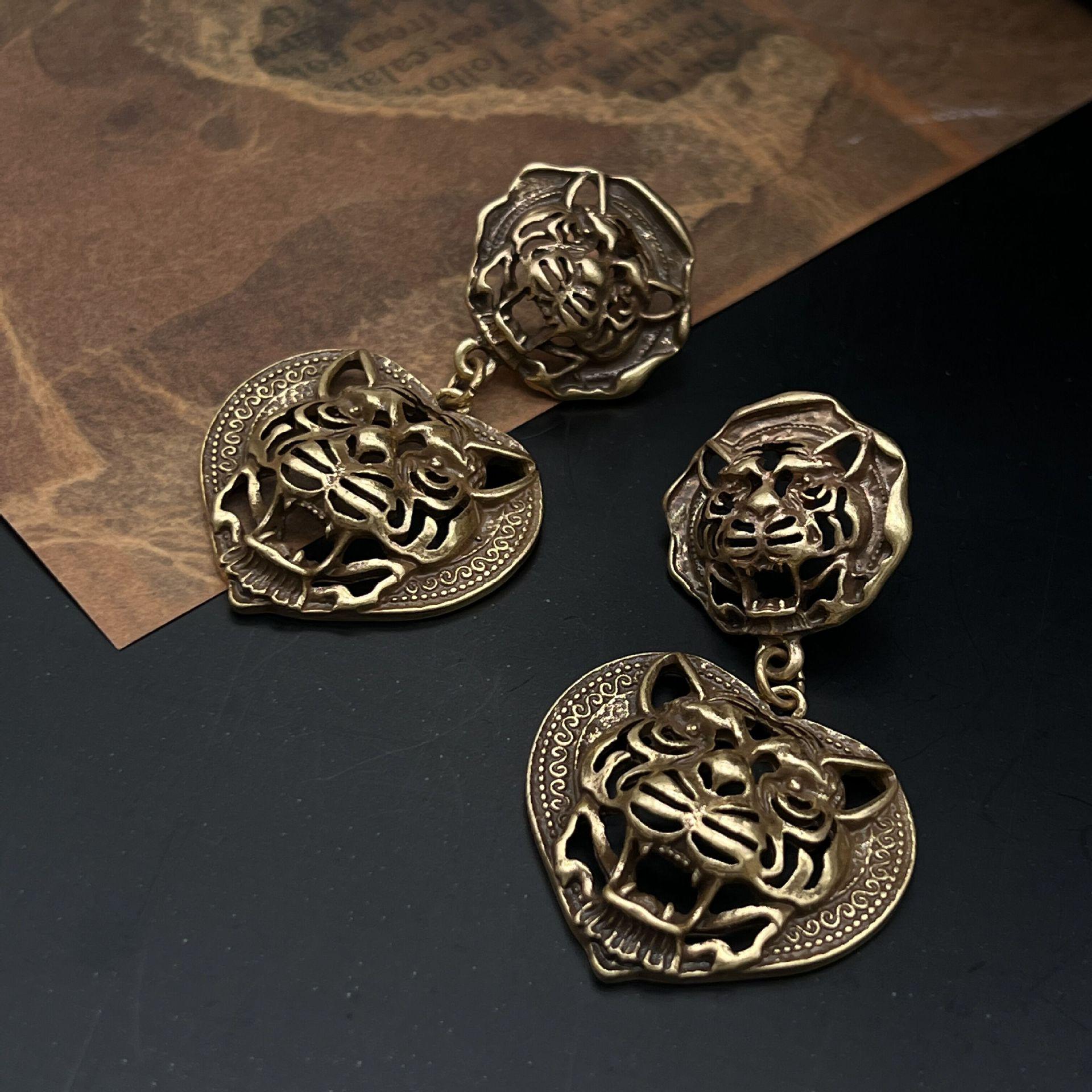 

Vintage Gold-Plated Tiger Head Stud Earrings - Niche European/American Design