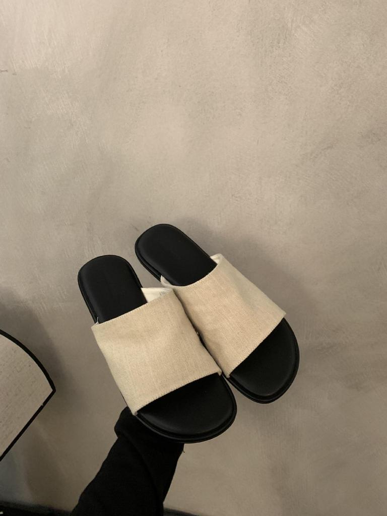 French flat-bottomed retro casual one-word slippers for women's summer wear 2025 new seaside vacation beach cool slippers