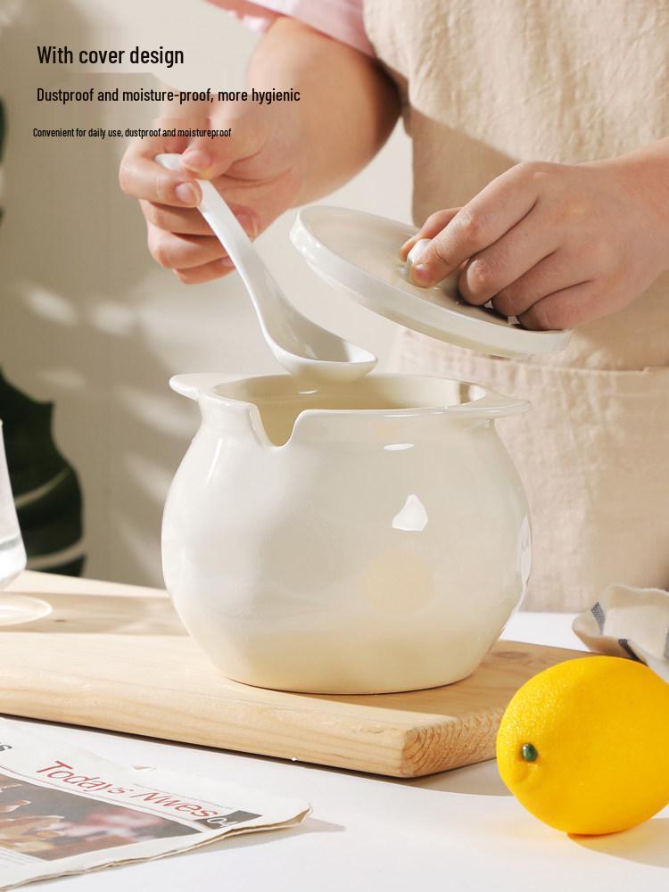 Double-eared heat-resistant ceramic lard jar with lid, for kitchen oil and chili storage. Small green lard jar with spoon