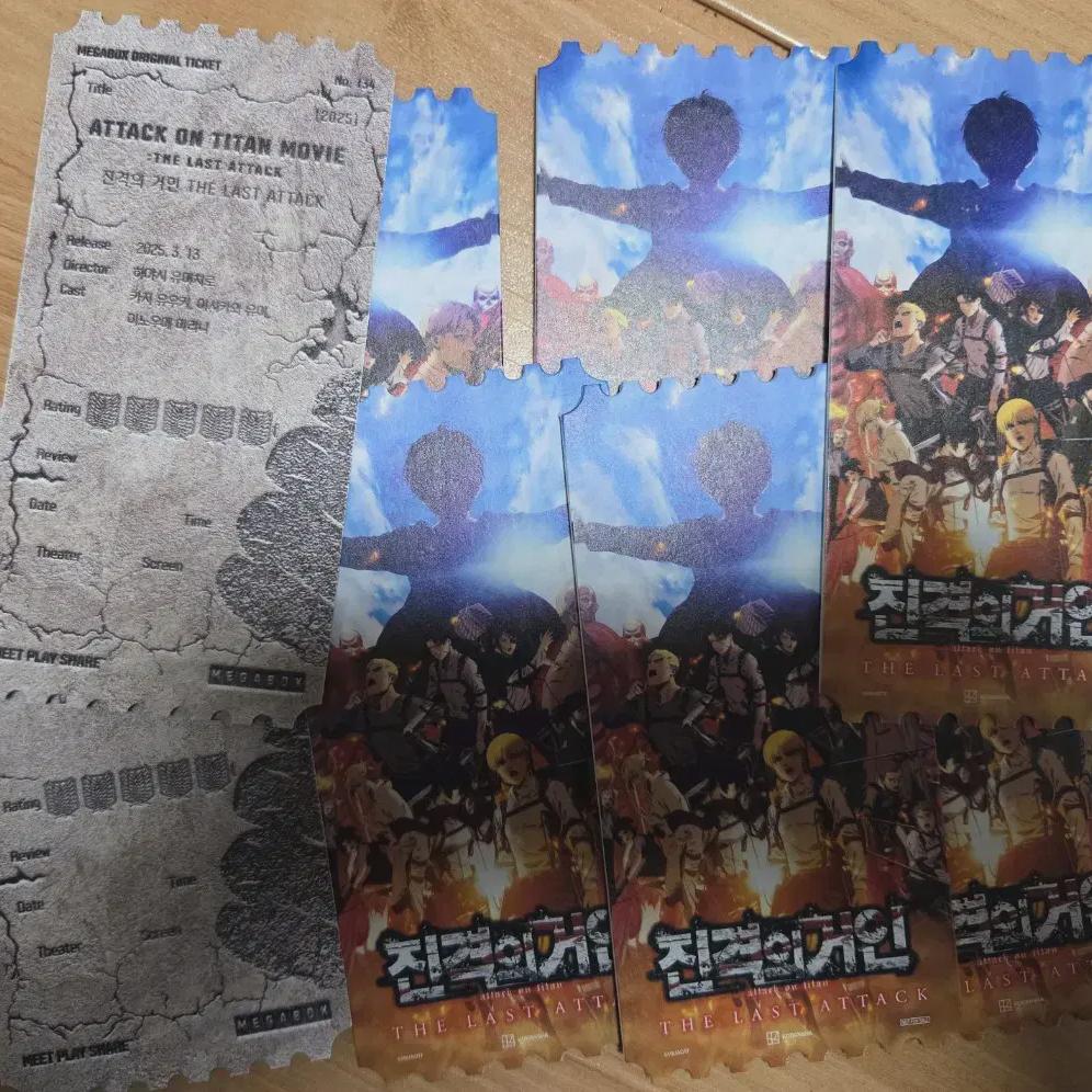 

Оригинальный билет на «Атаку титанов»