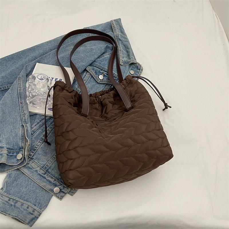 

Trendy Street Style Canvas Tote Bag For Women With Spacious Interior And Soft Design Coffee
