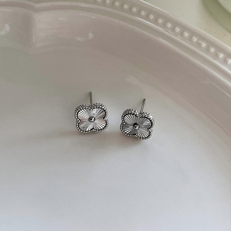 

Серьги-цветы корейские простые высококлассные серьги-пусеты модные нишевые универсальные серьги женские