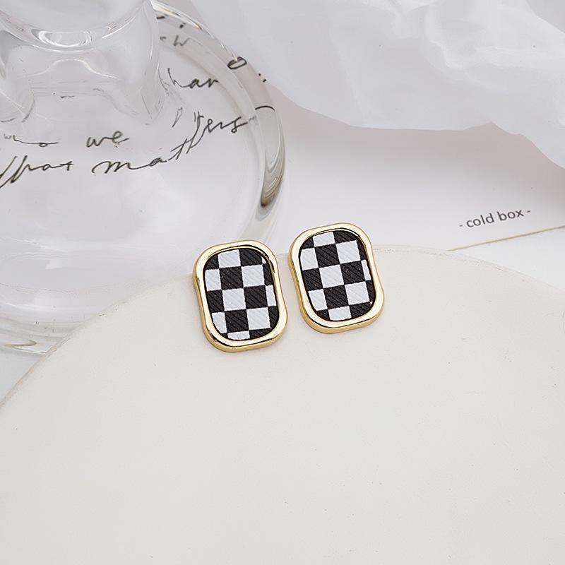 Fashion Simple Round Square Geometry Stud Earring for Women Girl Black White Checkerboard Earring Jewelry Gift
