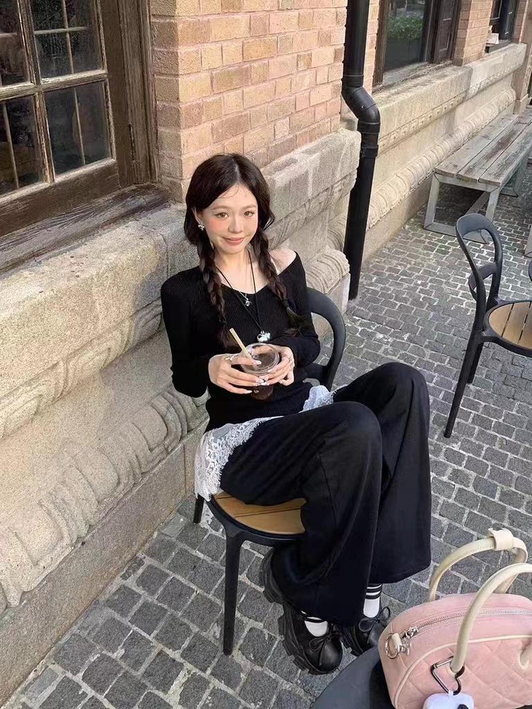 Viscose V-Neck Lace Camisole for Women - Elegant Socialite Style with Mesh Splicing and Atmospheric Layering