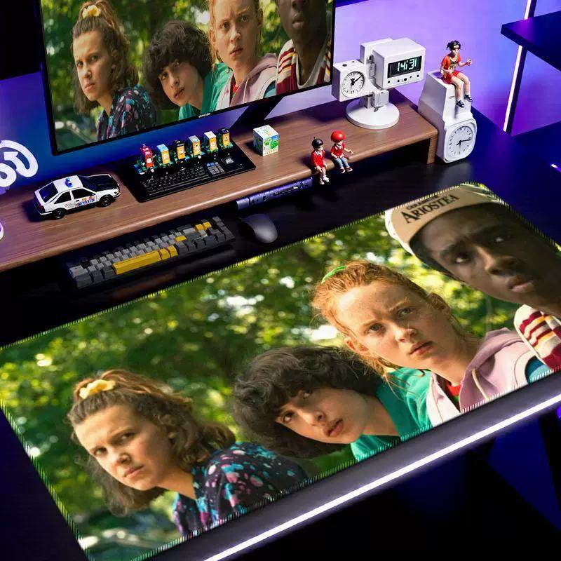 Neues High-Definition-Druck Stranger Things Leder-Mauspad Übergröße Film-Ausschnitt Schreibtischunterlage für Wohnheim E-Sport Anti-Rutsch-Maus-Tastatur-Pad Tischmatte