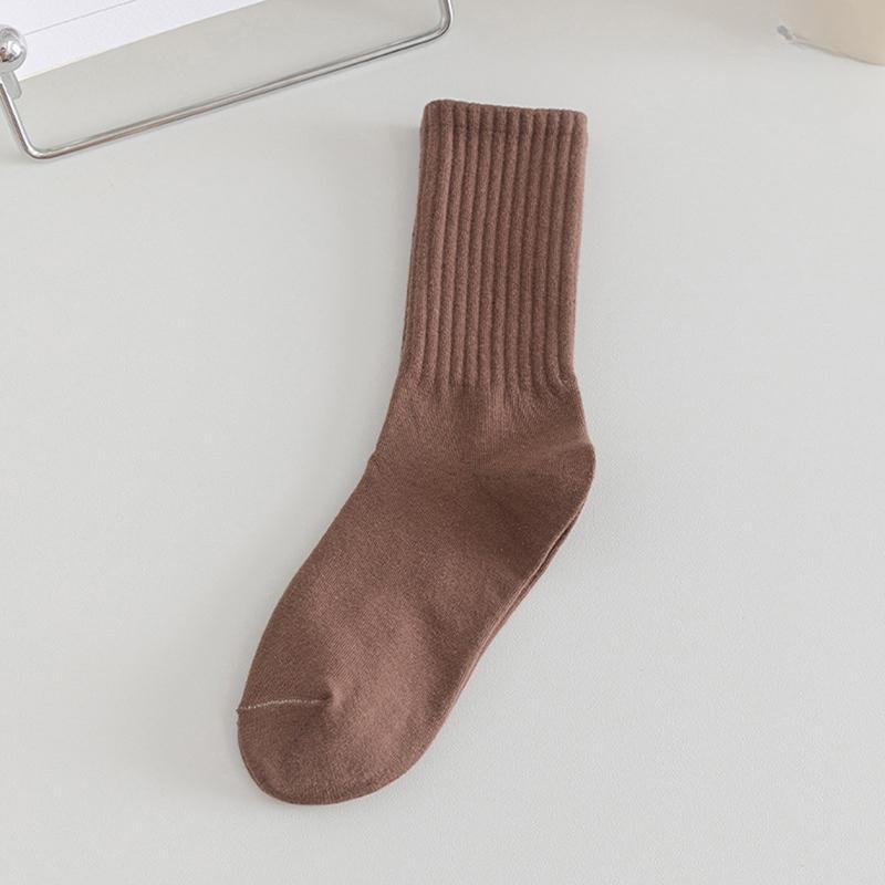 

1 пара черно-белых женских носков, осенне-зимние носки среднего размера, корейские японские трендовые носки one size темный кофе