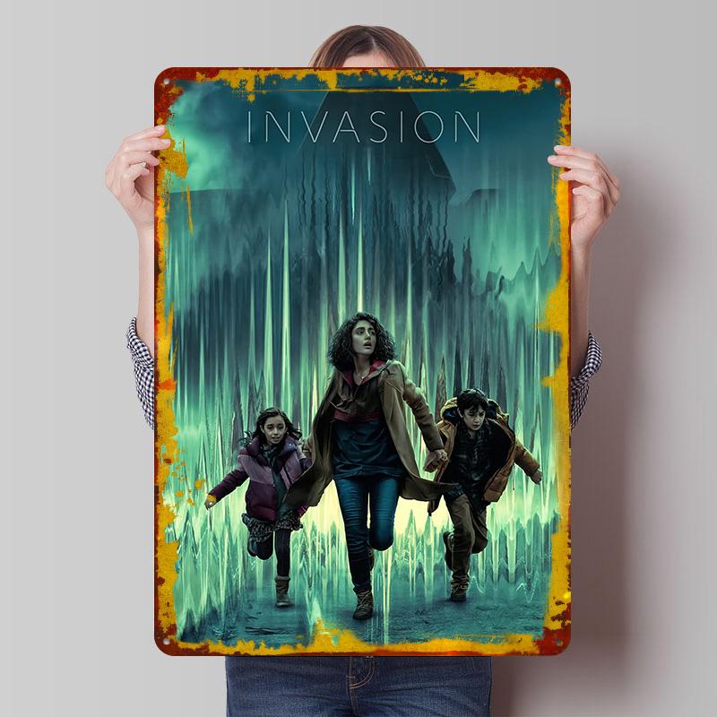 

Invasion Family Running From Alien Threat Tin Plaque Poster Customized Wall Art Retro Vintage Metal Signs for Man Cave Decor 7.9x11.8In(20x30cm)