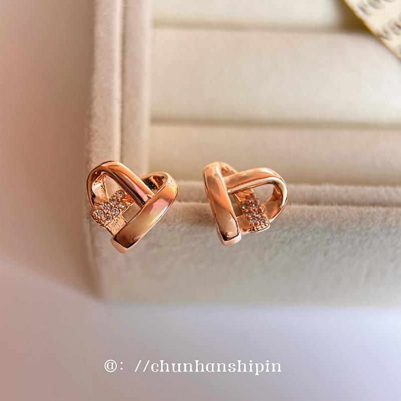 

Rose gold love stud earrings women s S silver needle earrings, niche design, high-end earrings, earclips.