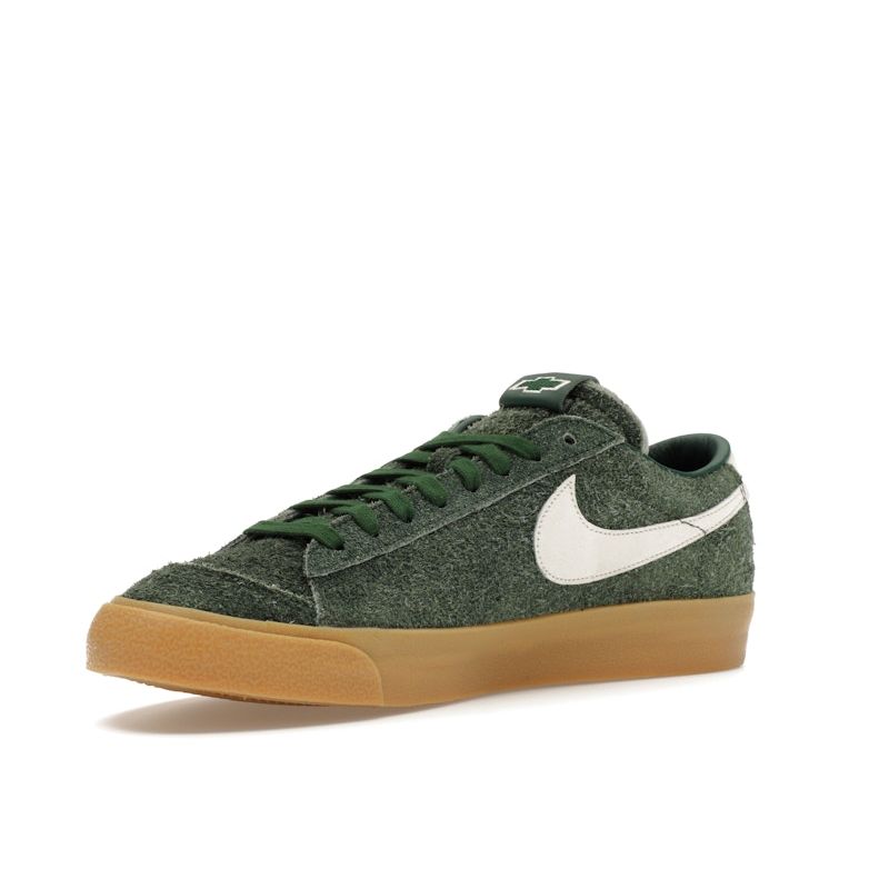 Devin Booker x Chevrolet x Nike Blazer Low Team Mörkgrön Herr Sneakers Sail Gummigul HV2197-300