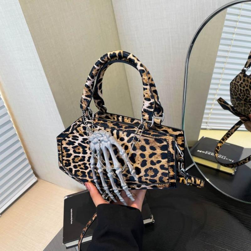 

Милые и классные девчонки, женские сумки в стиле панк-гроб.