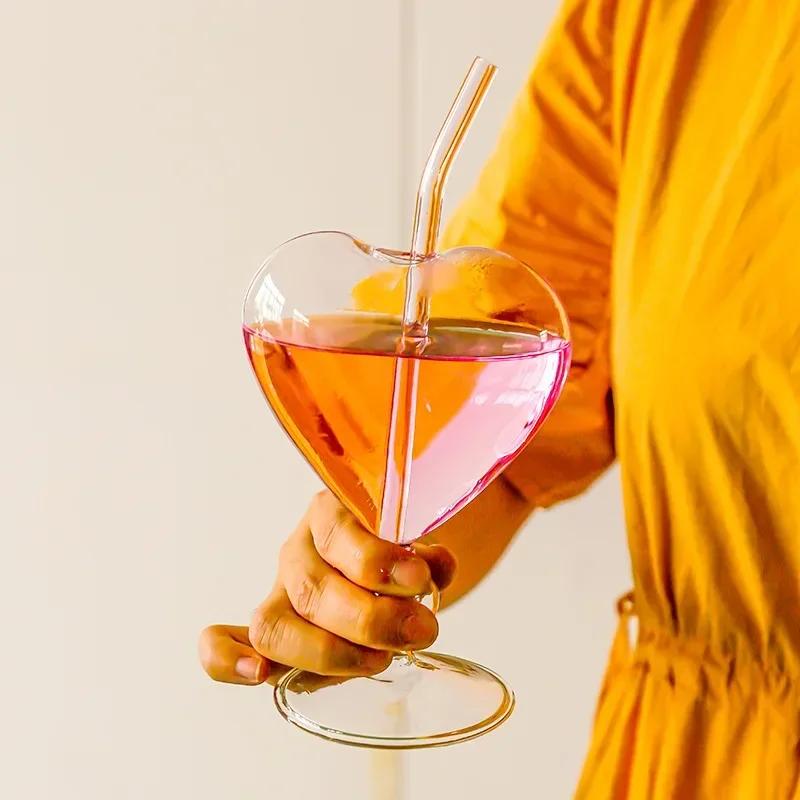 1 Stück herzförmiges Cocktailglas mit Strohhalm, klares Weinglas mit Stiel, kreative Champagnergläser, Trinkbecher für Bar, Pub, Club