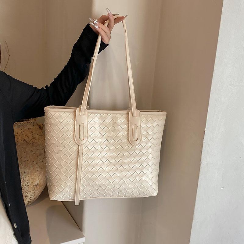 New Fashionable Woven Embossed Shoulder Bag, High-end Simple Underarm Bag, Large-capacity Tote Bag, Women's Bag