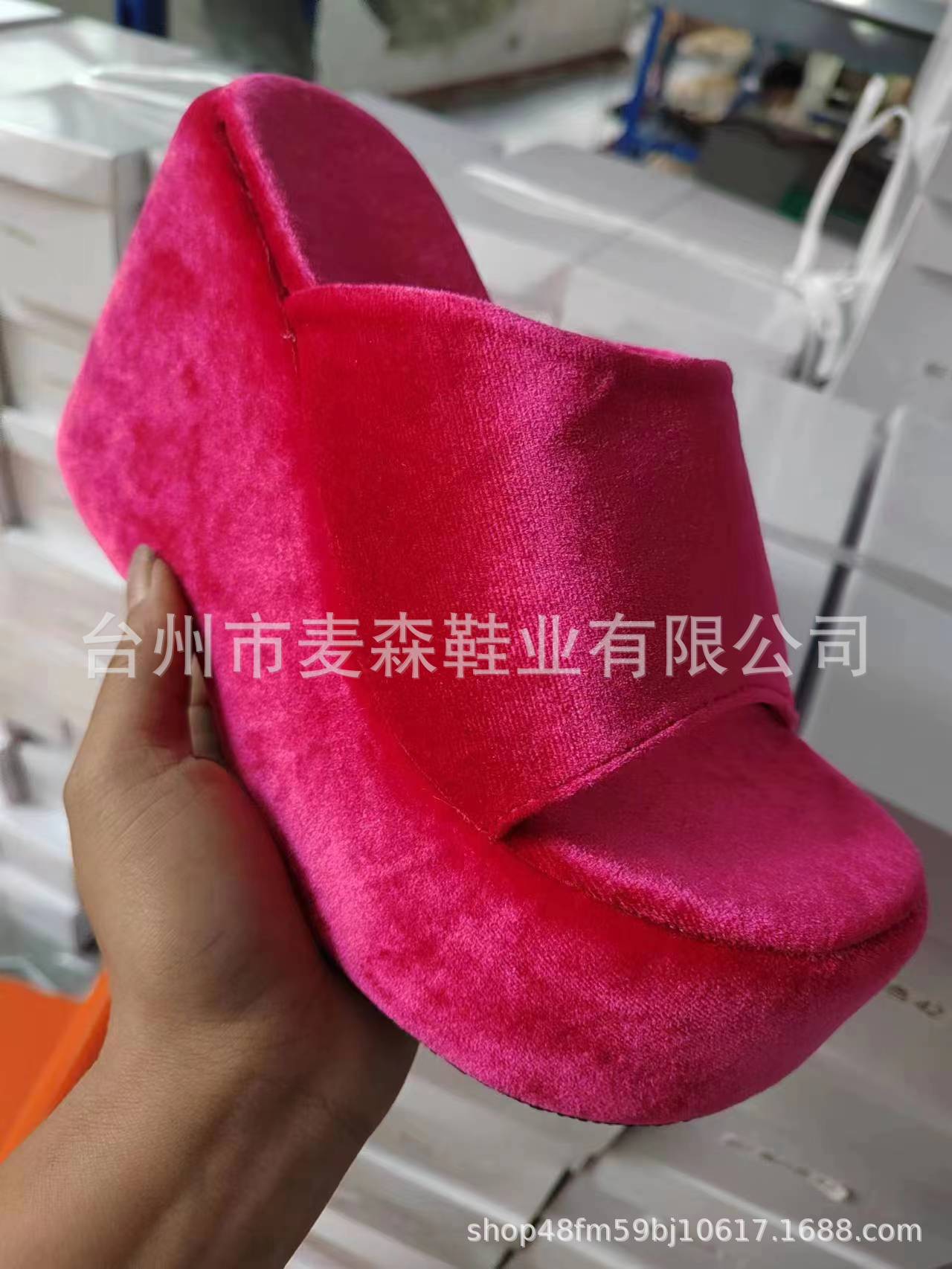 

Толстая подошва, танкетка, шлепанцы на одно слово, женские, на высоком каблуке, однотонные, тканевая поверхность, пляжные, крутые шлепанцы, шлепанцы 41 розы красного