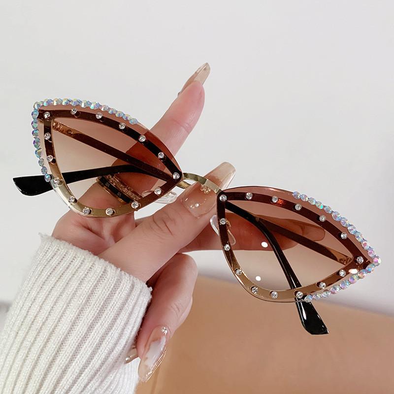 Cat Eye Sunglasses With Gold Metal Frame Uv400 Protection For Trendy Summer Outings