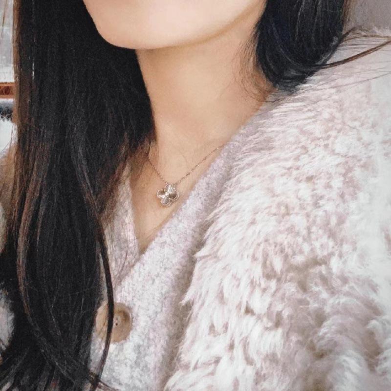 New Light Luxury Wind Senior Sense Laser Four-Leaf Clover Titanium Steel Necklace Female Lucky Grass Collarbone Chain