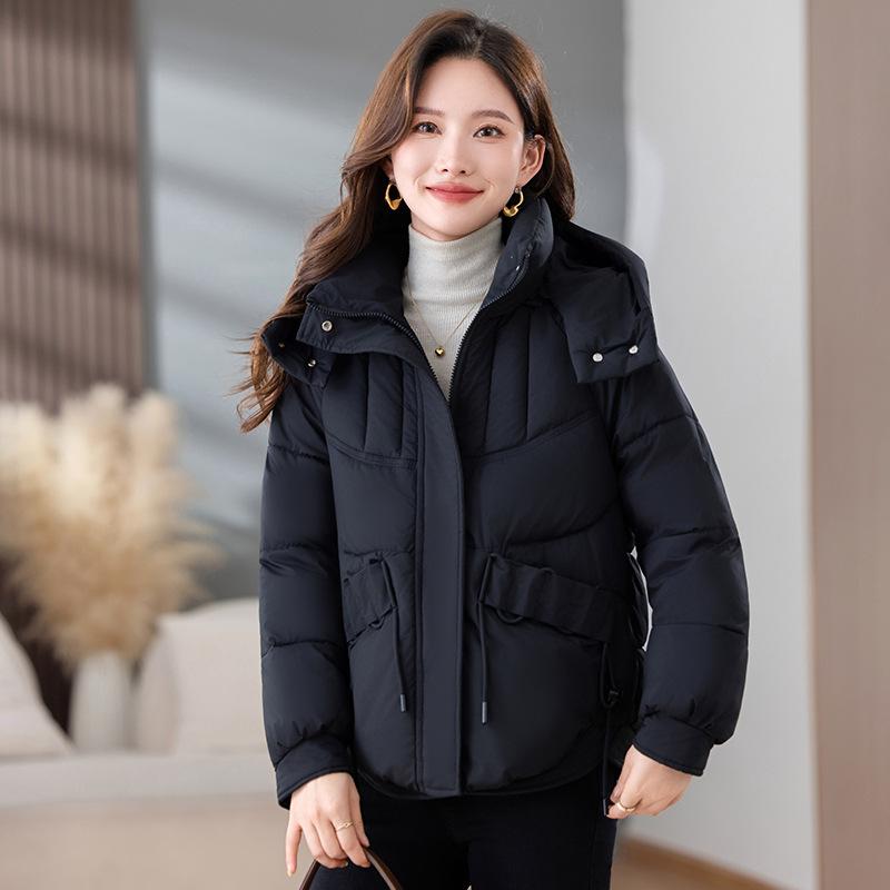 

Женская короткая ветрозащитная теплая зимняя куртка с капюшоном M чёрный