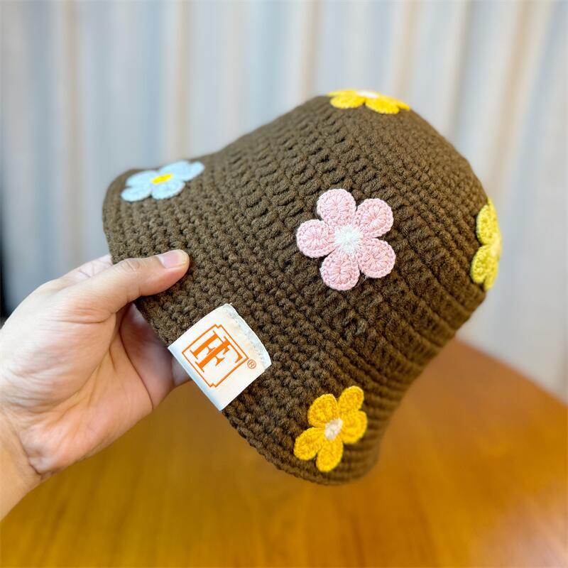 

Корейская версия маленькой свежей вязаной шерстяной шапки с ручной работой для женщин на осень и зиму, универсальная, подчеркивающая лицо, маленькая шапка-рыбак one size