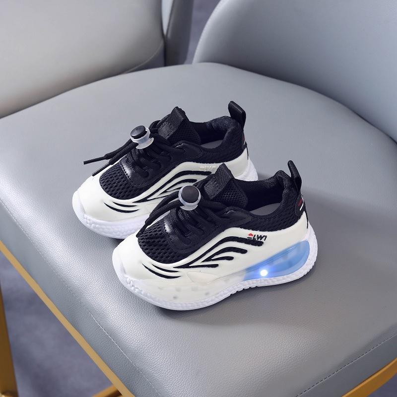 Sportschuhe 2024 neue koreanische atmungsaktive Freizeitschuhe Kinder LED-Lichtschuhe