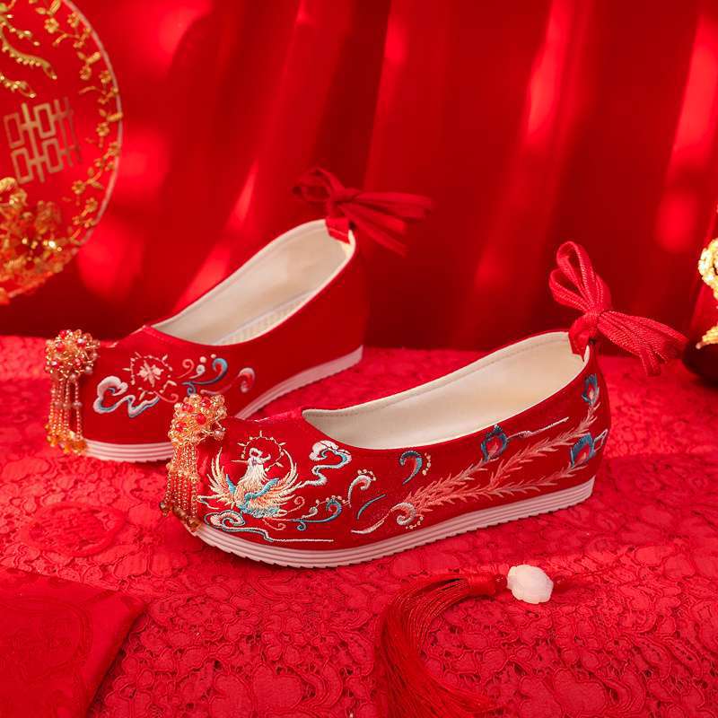 Embroidered Shoes Wedding Xiuhe Wedding Shoes New Old North Chinese Ancient Bridal Wedding Shoes Xiuhe Clothing Heightening Cloth Shoes