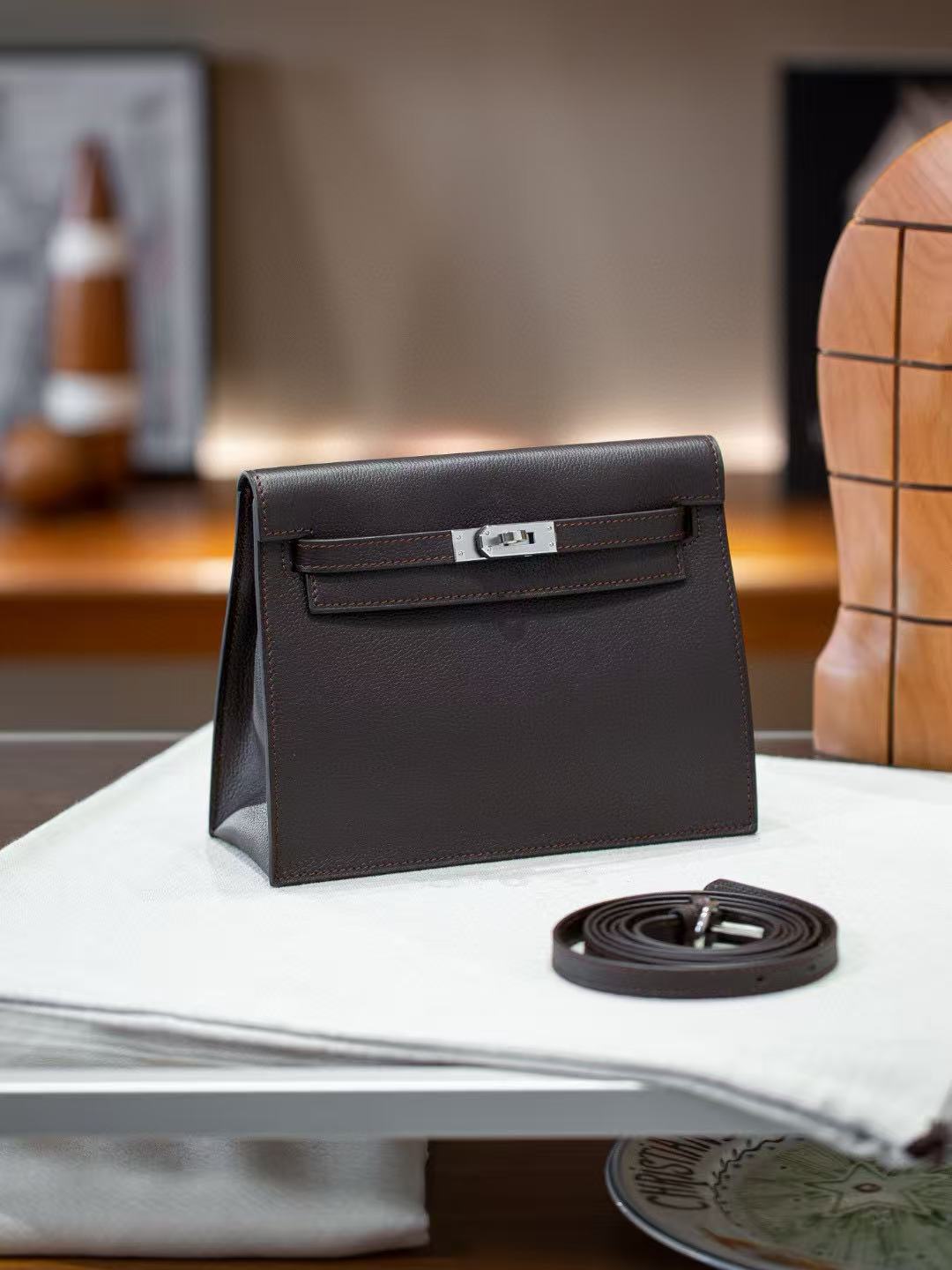 

Домашняя сумка для прыжков и танцев, новый стиль, женская сумка, модная кожаная сумка через плечо, повседневная женская сумка из натуральной кожи, обманчивая, с замком-пряжкой, маленькая 22x16x8 эбеновый