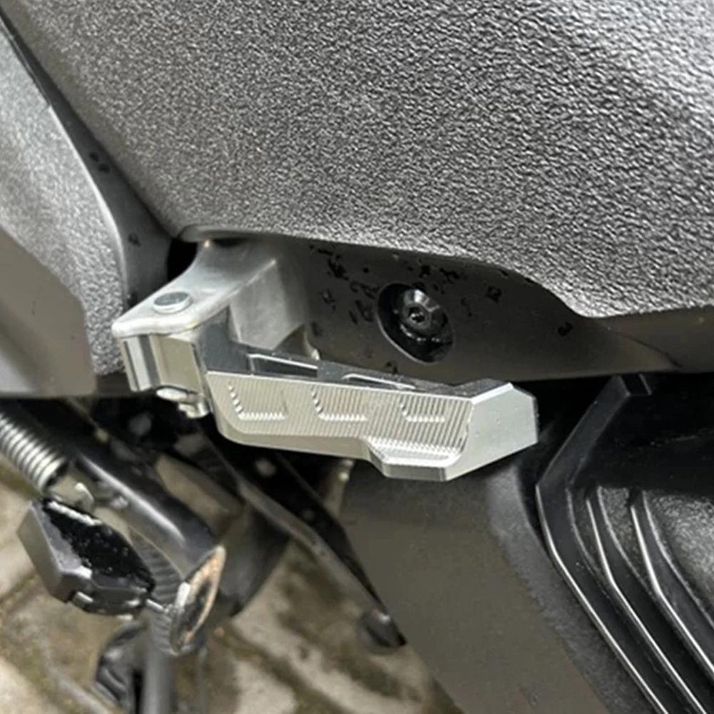 1Pair Motorcycle Aluminum Footrests Rear Foot Pegs Rear Pedals Accessories For NMAX155/XMAX300/NVX155/AERO R1/R3/MTO3