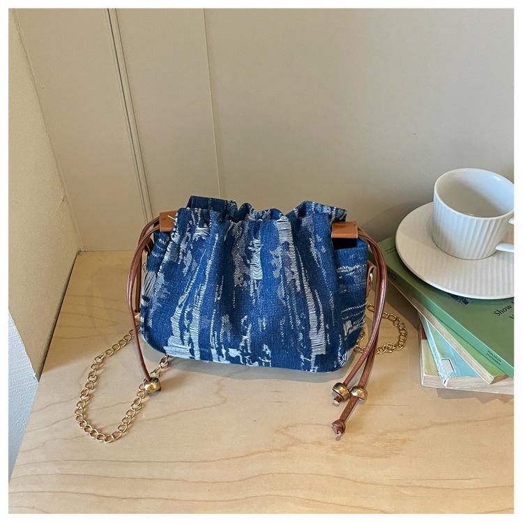 Silk Spring 2026 Stylish Chain Drawstring Bucket Bag - Women's Single Shoulder Crossbody Bag