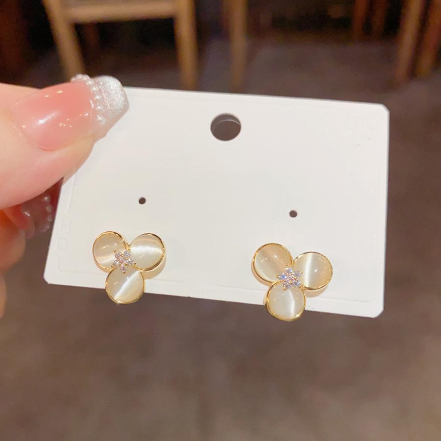 Silver needle zir*****pal flower stud earrings, small temperament design earrings, fashionable and versatile earrings.