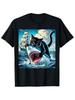 Schwarze Katze reitet auf Hai auf Segelboot T-Shirt