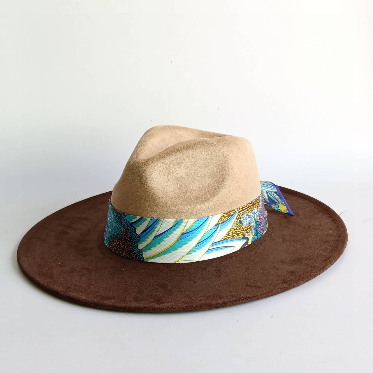 

new felt hat features a 10cm wide suede brim and is adorned with a contrasting silk scarfhats for woman M56-58CM