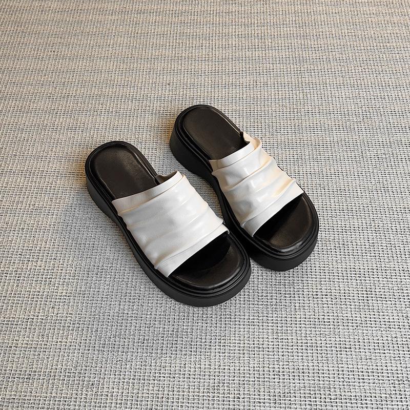Slack thick-soled Bangkok drag summer new pleated holiday wind outside wear drag women's one-pedal retro soft-soled sandals