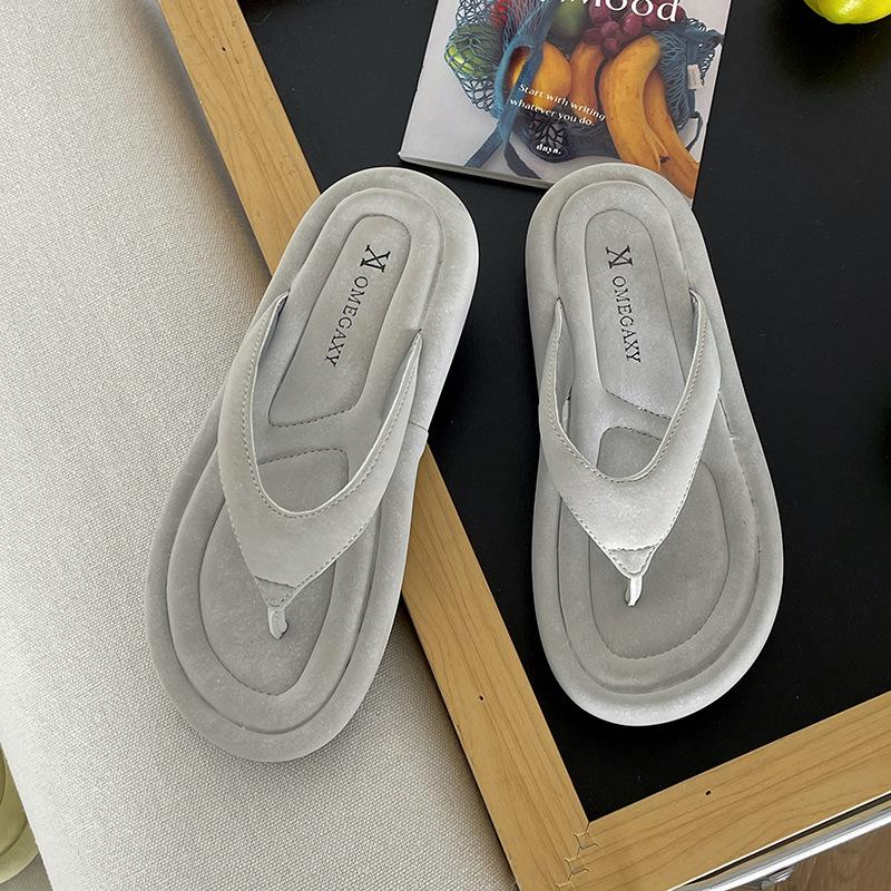 Fashion and lightweight black thick-soled heightening flip-flops women's summer wear high-end cool slippers