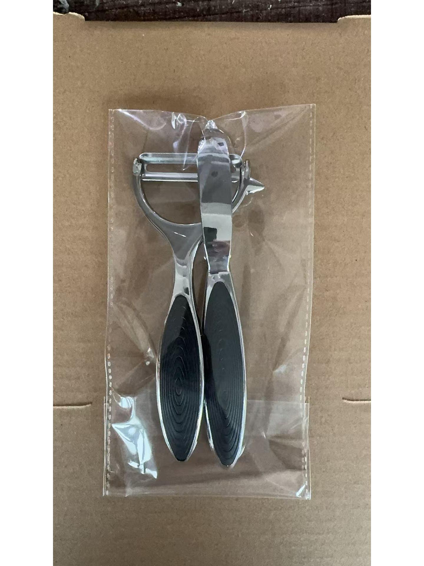 

Многофункциональная овощечистка из цинкового сплава и нержавеющей стали с резьбовой ручкой и выколоткой для картофельных глазков